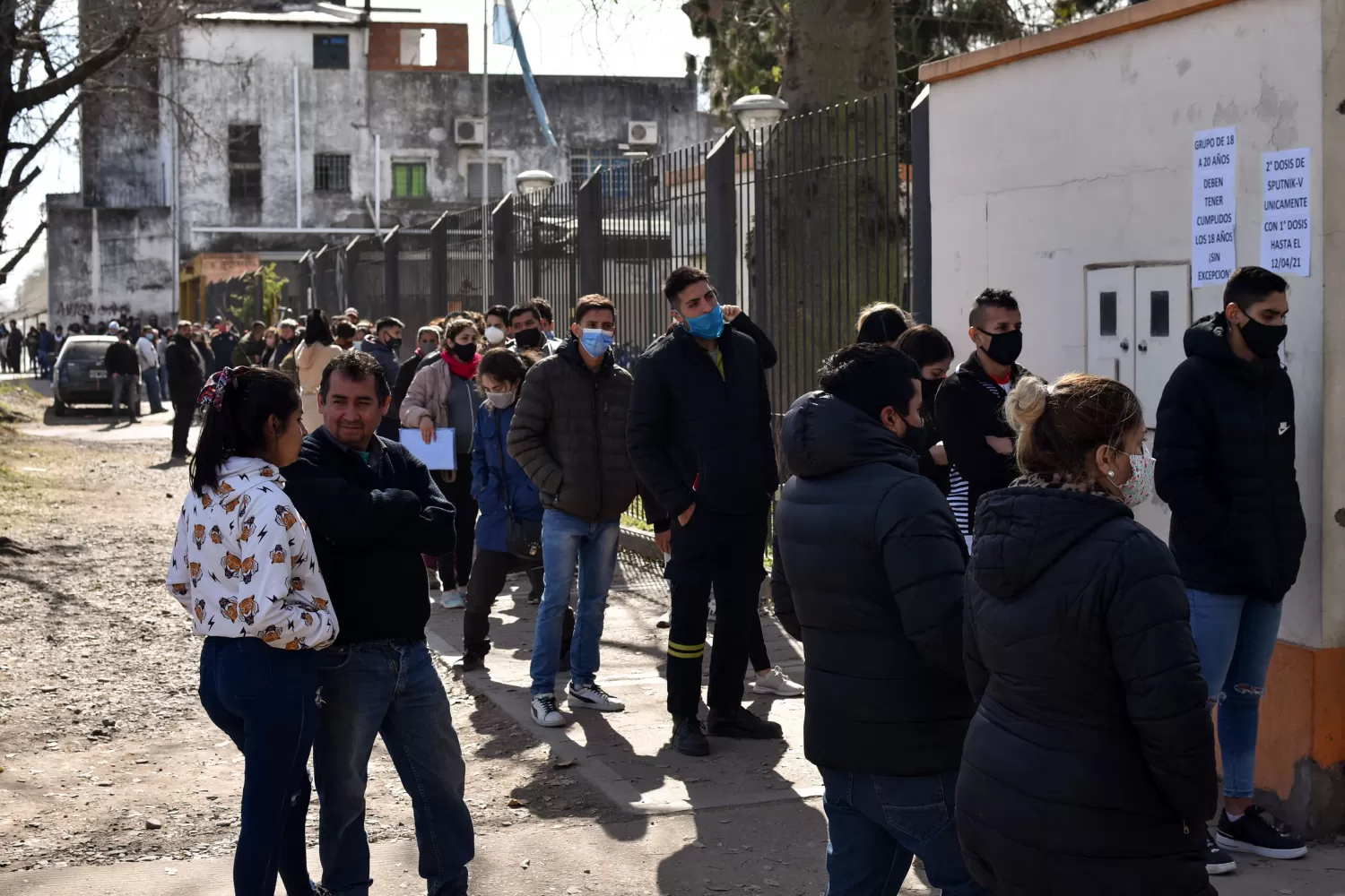 LARGA FILA. Tucumanos de diferentes edades hacen fila fuera de un centro de vacunación. LA GACETA 