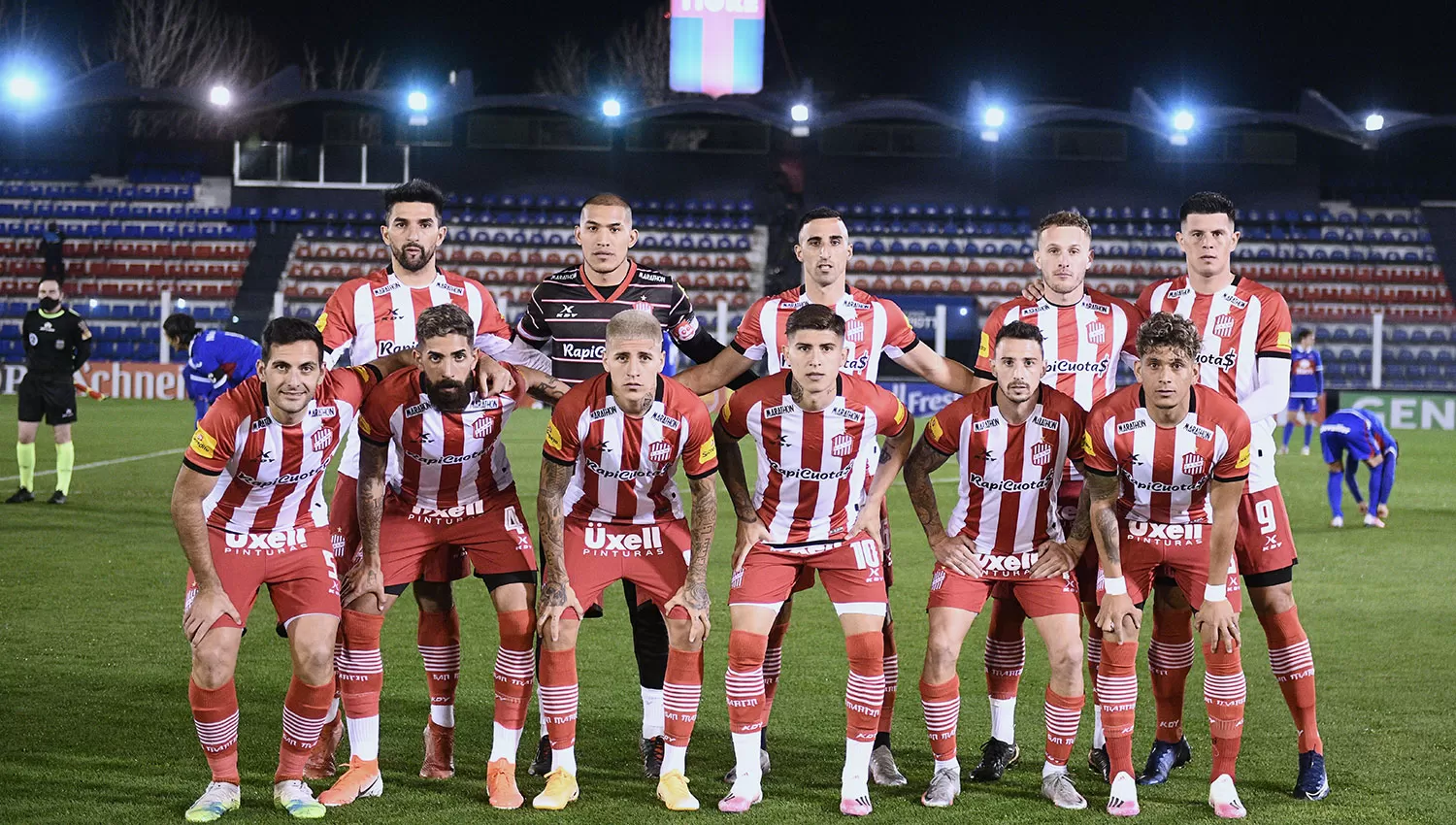 UNA PINTURITA. El “Santo” lució su camiseta tradicional en Victoria. 
