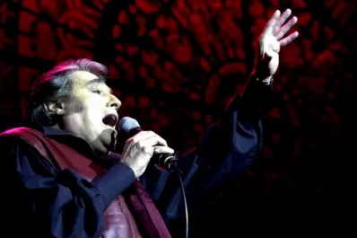 Los ídolos populares de los 70 animan fiestas y karaokes con sus clásicos temas