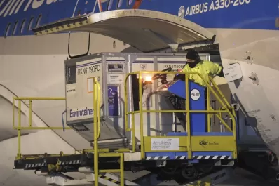 Un vuelo de Aerolíneas trajo de China más de 760.000 dosis de Sinopharm