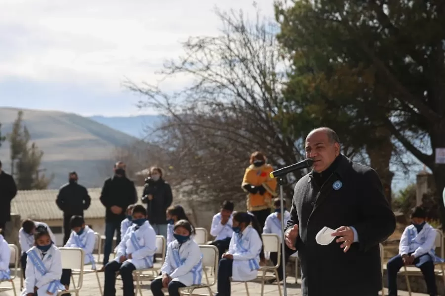 JUAN MANZUR. Gobernador de Tucumán, en un acto con alumnos en los valles. Foto: Comunicación Pública (Archivo)