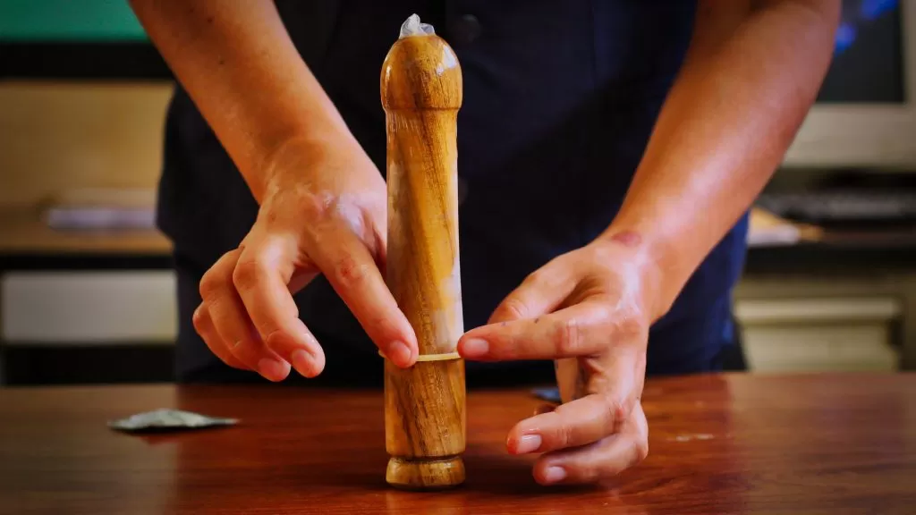 Pene de manera para educación sexual. Foto FACTUM