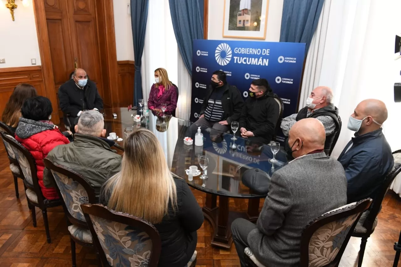 CON DIRIGENTES DE YERBA BUENA. El gobernador Manzur encabezó la reunión en Casa de Gobierno.