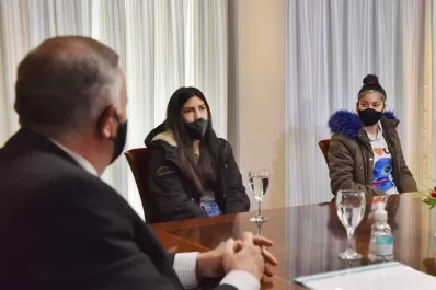 Jaldo recibió a las futbolistas tucumanas que salieron campeonas con San Lorenzo