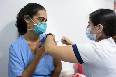 Lo riesgoso es infectarse, no vacunarse, advirtió un virólogo del Conicet