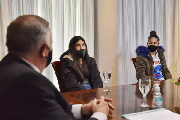 Jaldo recibió a las futbolistas tucumanas que salieron campeonas con San Lorenzo