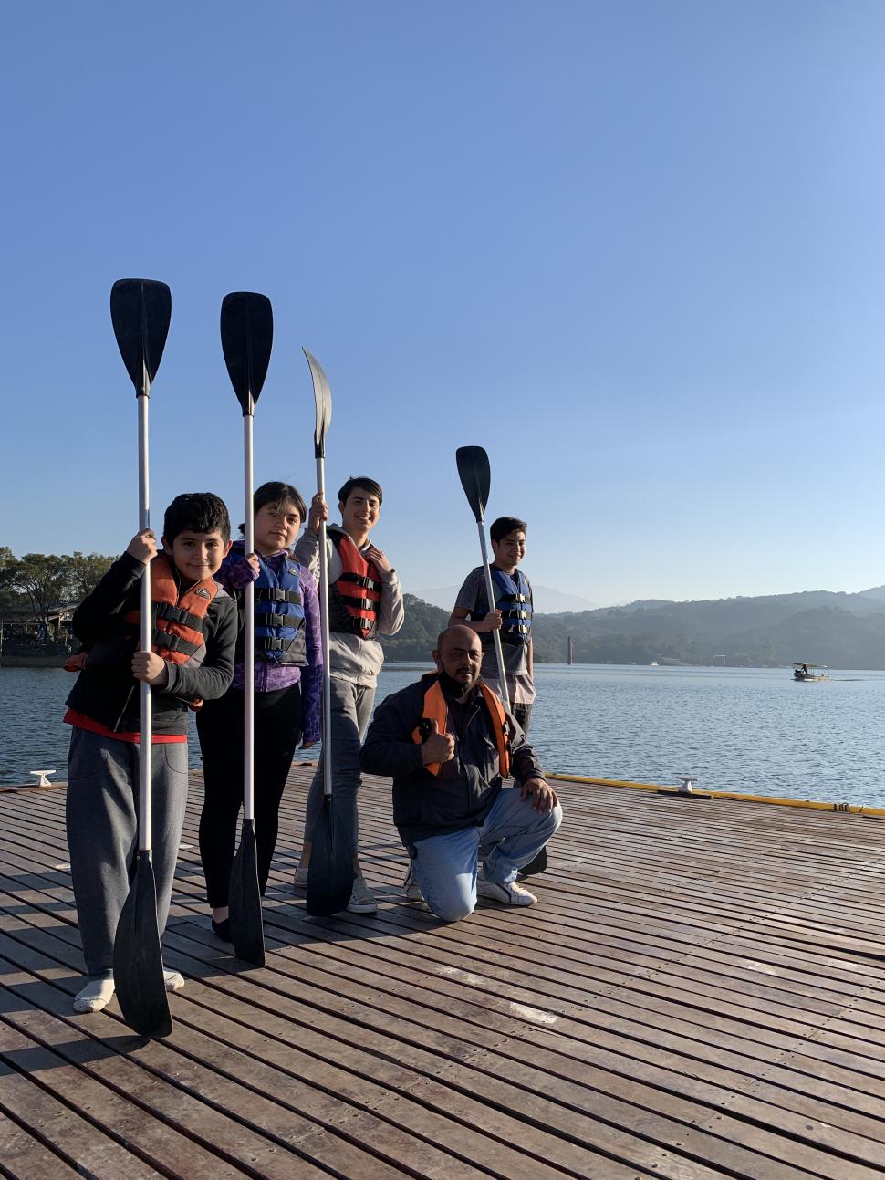 LISTOS PARA LA AVENTURA. Nahuel Saravia (de chaleco rojo) con su familia, por salir en kayak. 