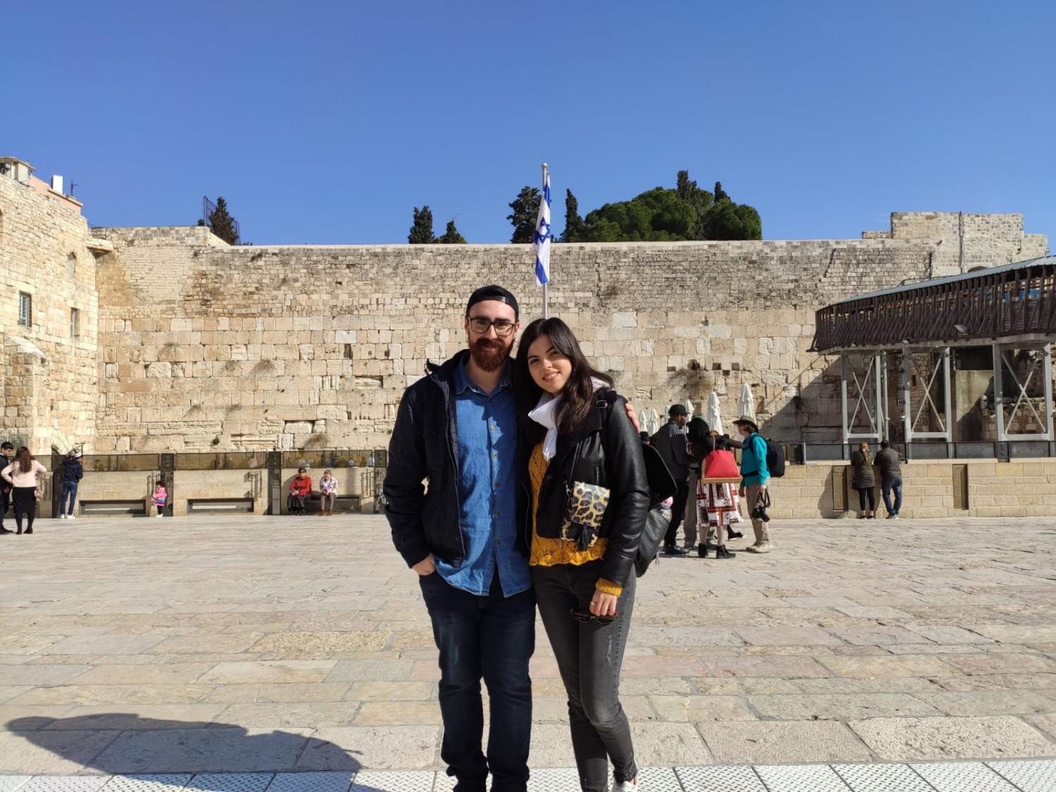 Alejandro Vexler y su pareja en el Muro de los Lamentos.