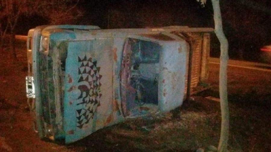 Intentaron destruir un busto de Néstor Kircher y volcaron una camioneta