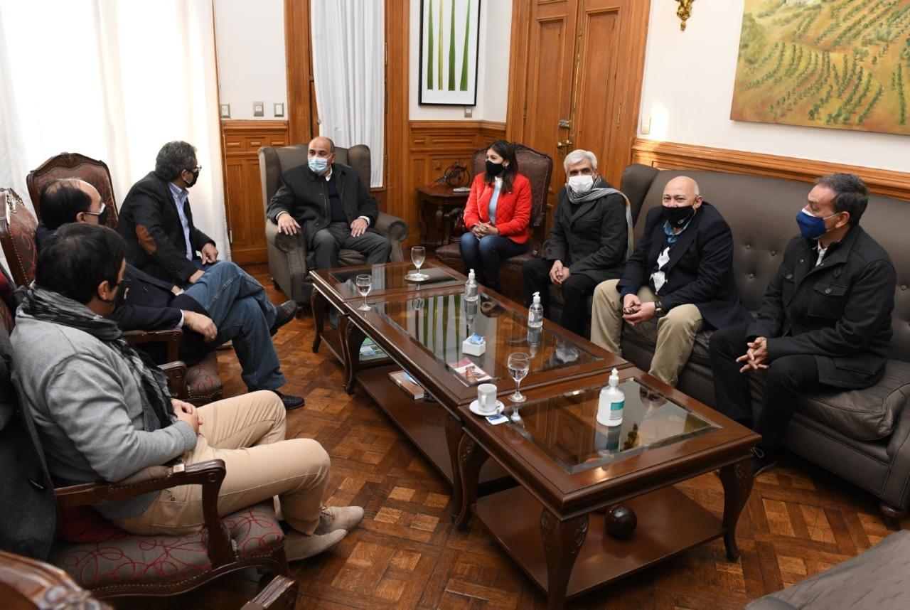 Manzur, junto a representantes de la Asociación de Empleados Fiscales e Ingresos Públicos (AEFIP).