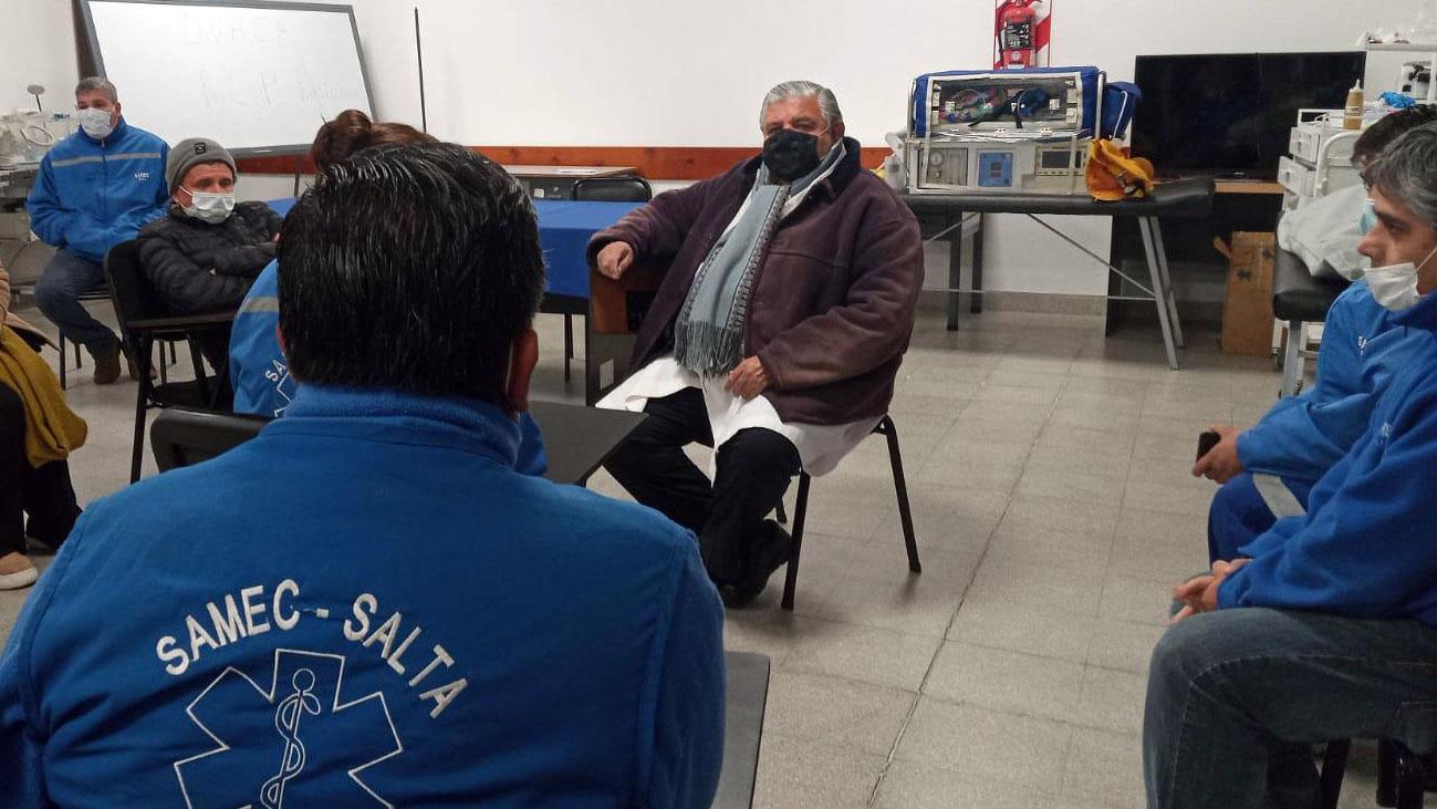 El ministro de Salud de Salta, Juan José Esteban, con personal de Samec