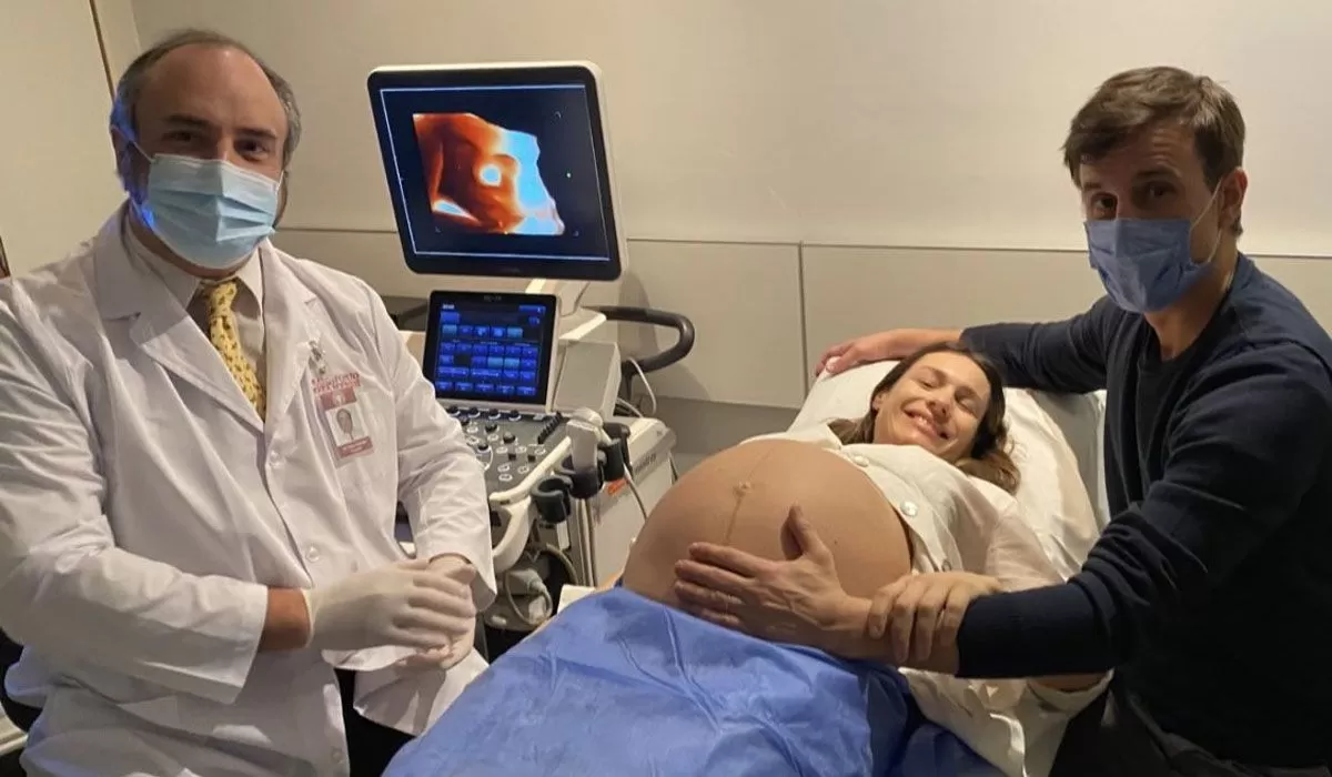 ANTES DE DAR A LUZ. Pampita y García Moritán, junto al médico que trabajó en el parto. 