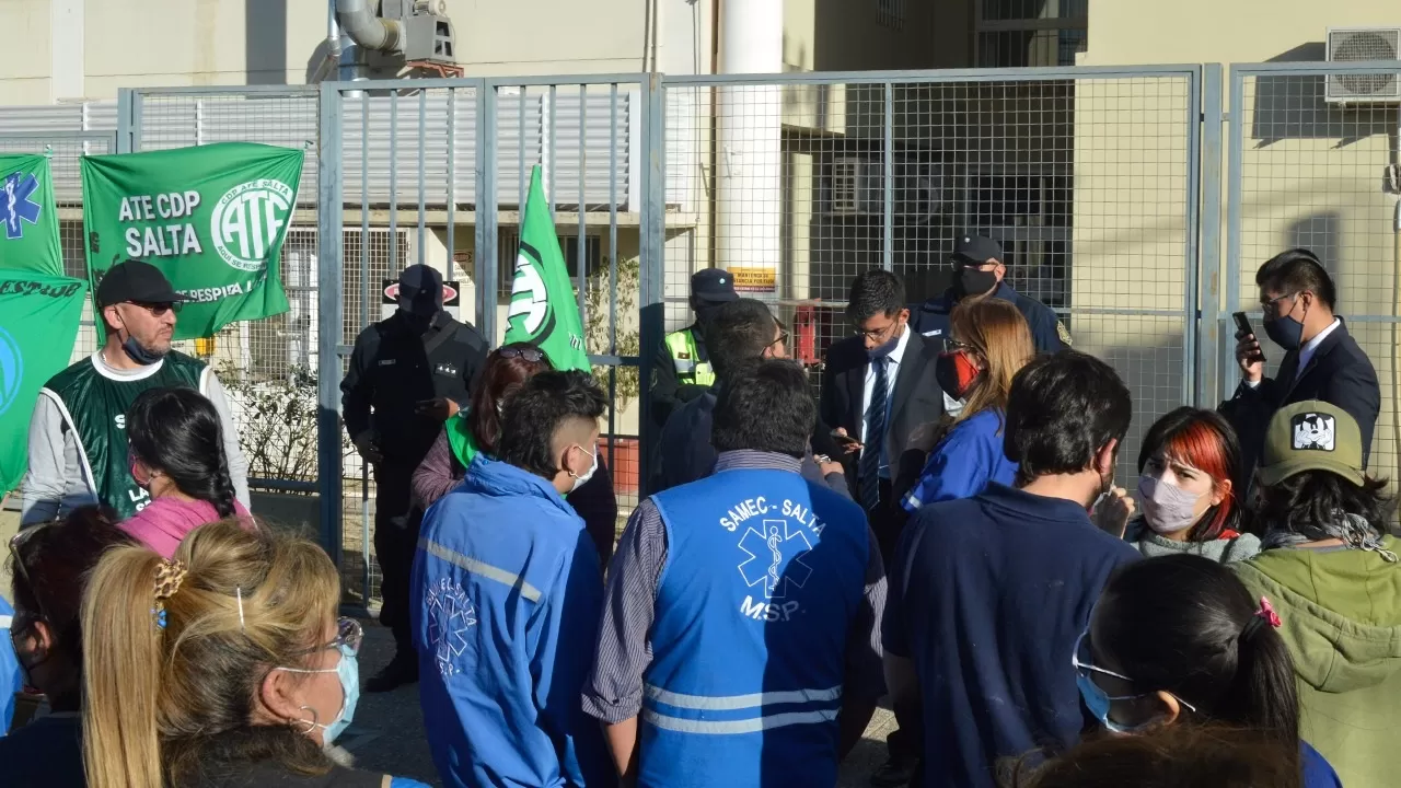 RUIDOSA MANIFESTACIÓN. Los empleados de Samec se congregaron en la Ciudad Judicial de Salta para exigir la liberación de sus compañeros. 