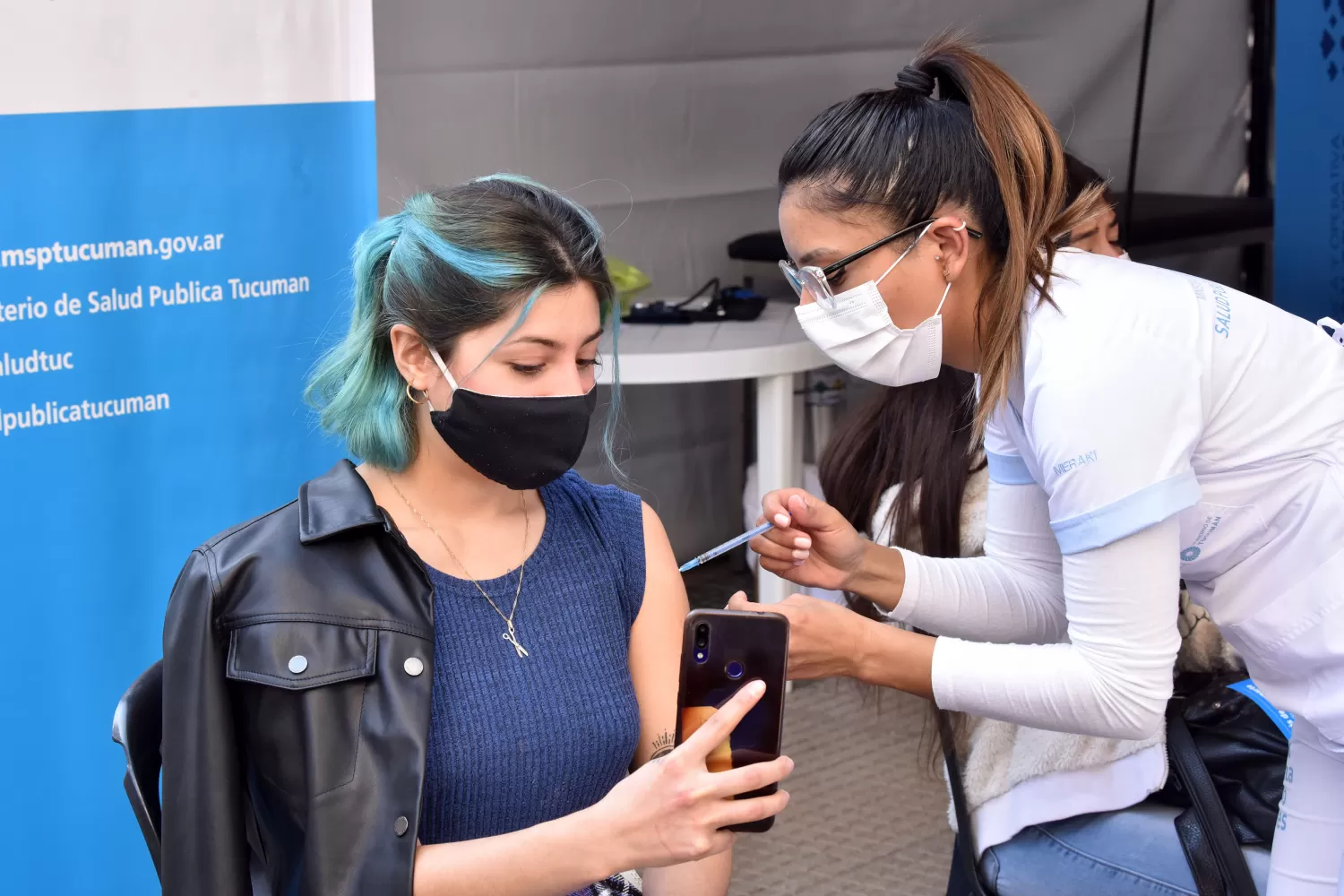 PARA EL ALBUM PERSONAL. Esta joven registra el momento en que recibe la vacuna contra la covid-19. LA GACETA