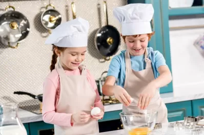 Vacaciones: cocinar les da placer a los chicos y también les abre nuevos horizontes