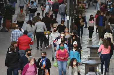 La clase media se achica y se prevé más indigencia en el país