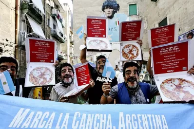 Marcharon en Italia con máscaras de Maradona contra las naciones ricas