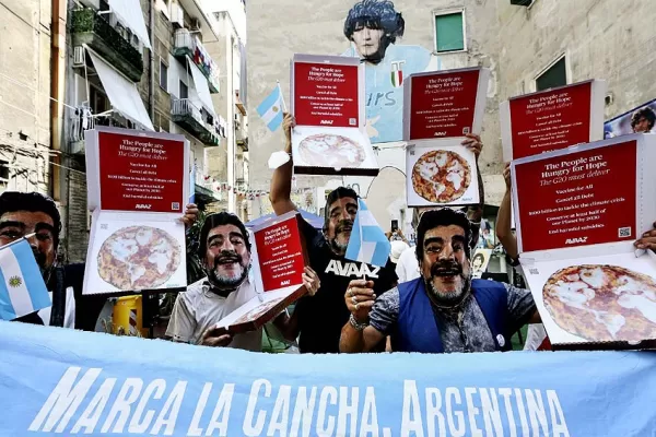Marcharon en Italia con máscaras de Maradona contra las naciones ricas