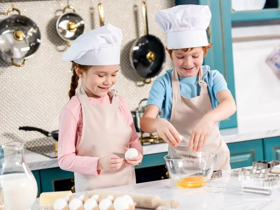 COCINERITOS. Preparar sus propios alimentos permite experiencias nuevas y ejercitar, por ejemplo, matemática. 