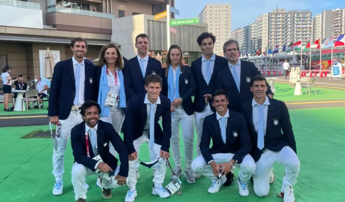 EN LA VILLA OLÍMPICA. Mecha junto a su delegación de tenis.