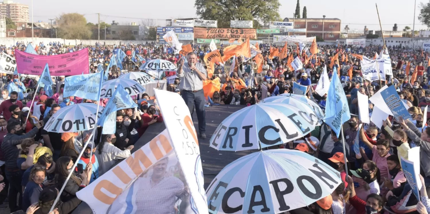 CON UNA MULTITUD. Jaldo arenga a los dirigentes en el club All Boys. Foto: Prensa HLT