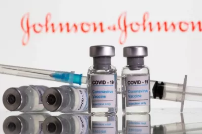Johnson & Johnson afirmó que una dosis de refuerzo de su vacuna aumenta nueve veces la cantidad de anticuerpos