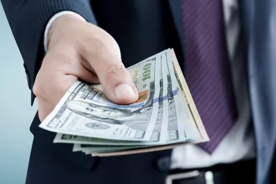 Qué debés hacer si comprás dólares y te dan billetes manchados o escritos
