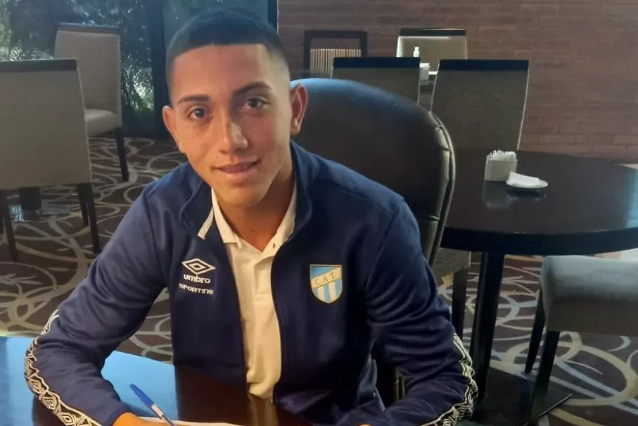 LUCAS NARANJO. El juvenil firmó hoy su contrato. Foto: Prensa Atlético Tucumán