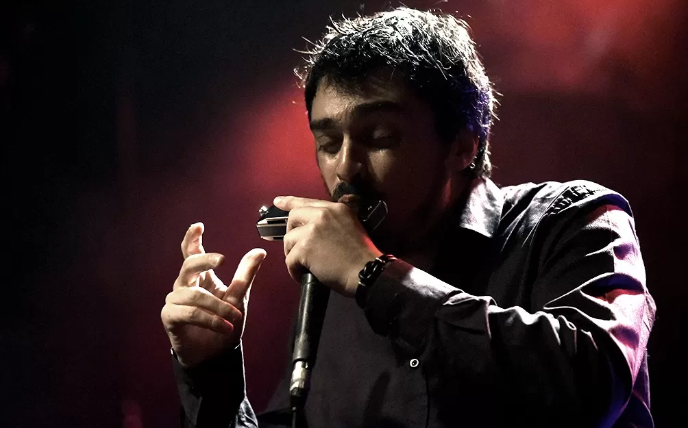 SONIDO ÚNICO. Franco Luciani sorprende como armoniquista, compositor y también como cantante.  asdf asdf