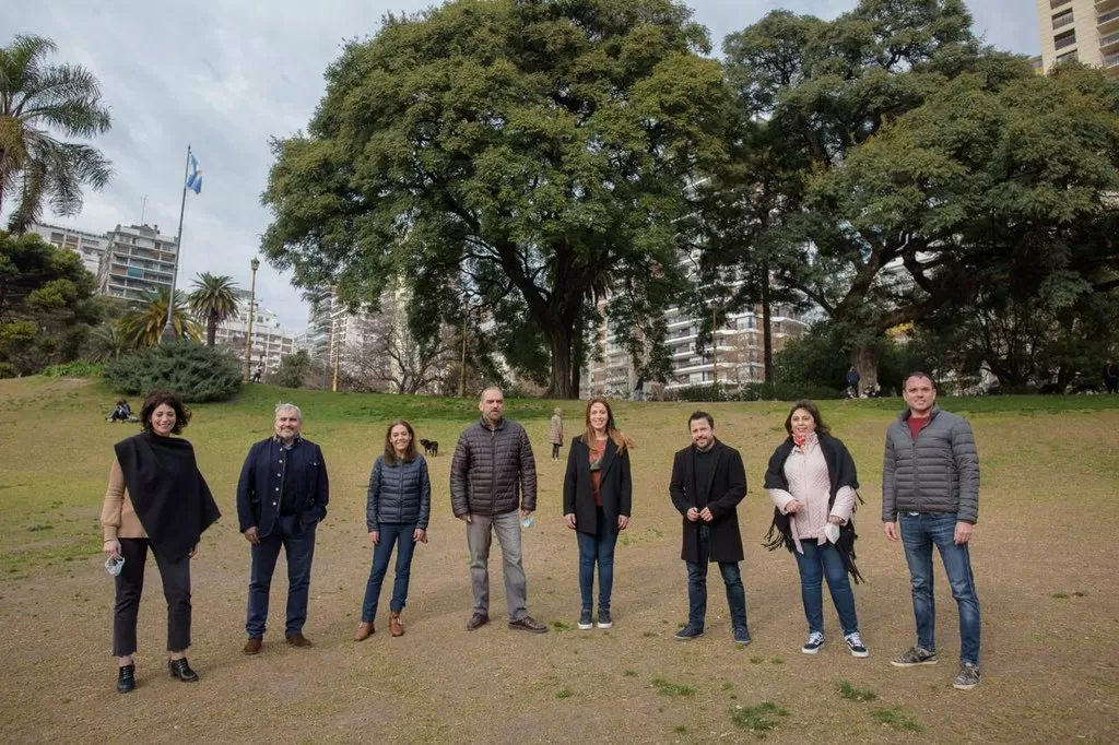 PASO BUENOS AIRES. María Eugenia Vidal junto a sus compañeros de lista. Foto tomada de Twitter: @mariuvidal