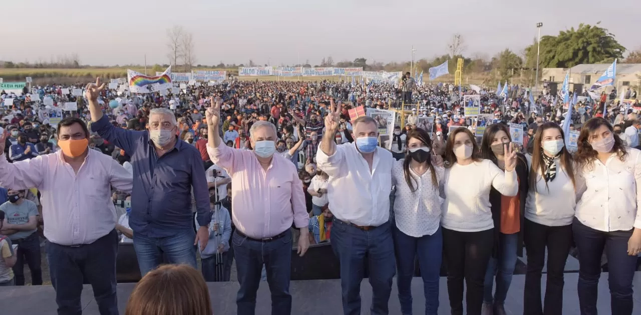 EN FAMAILLÁ. El vicegobernador Jaldo, con los integrantes de su lista. Foto: Prensa HLT