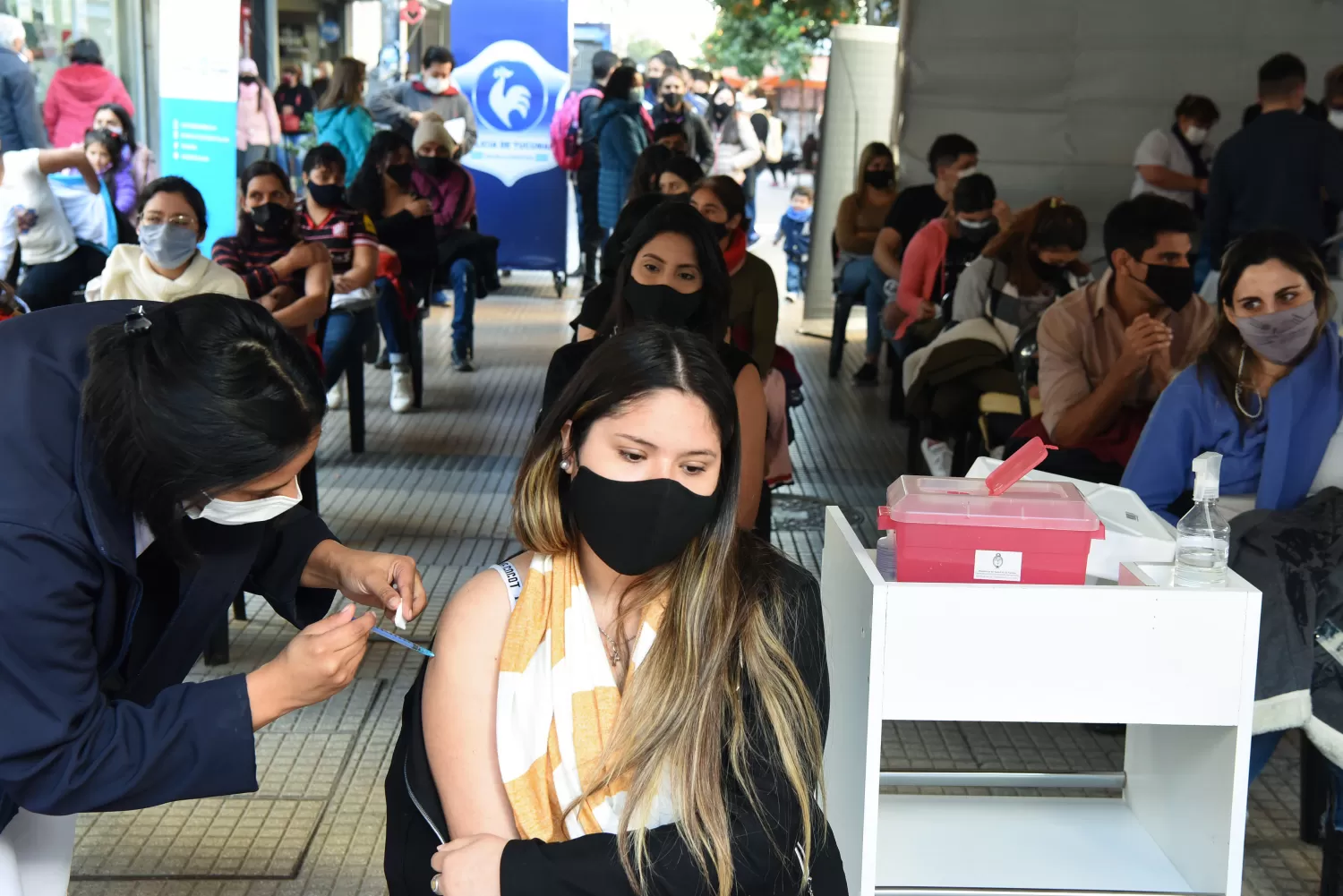 JOVENES. Muchas personas de 18 años concurrieron estos días a los vacunatorios. LA GACETA