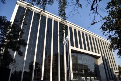 El manzurismo lanza una intimación por los contratos