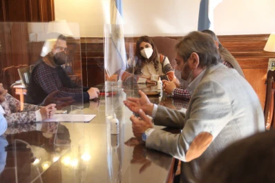 La ministra Vargas Aignasse firmó el acuerdo con los choferes y se levantará el paro