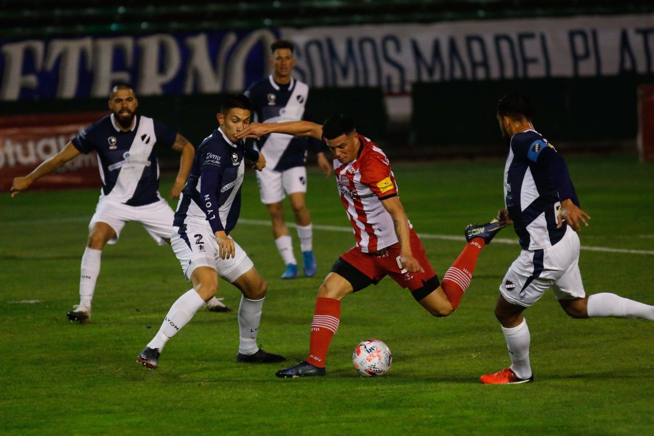 EN BUSCA DEL GOL. San Martín lo busca ante Alvarado. Foto: Leandro Gianonne (ESPECIAL PARA LA GACETA