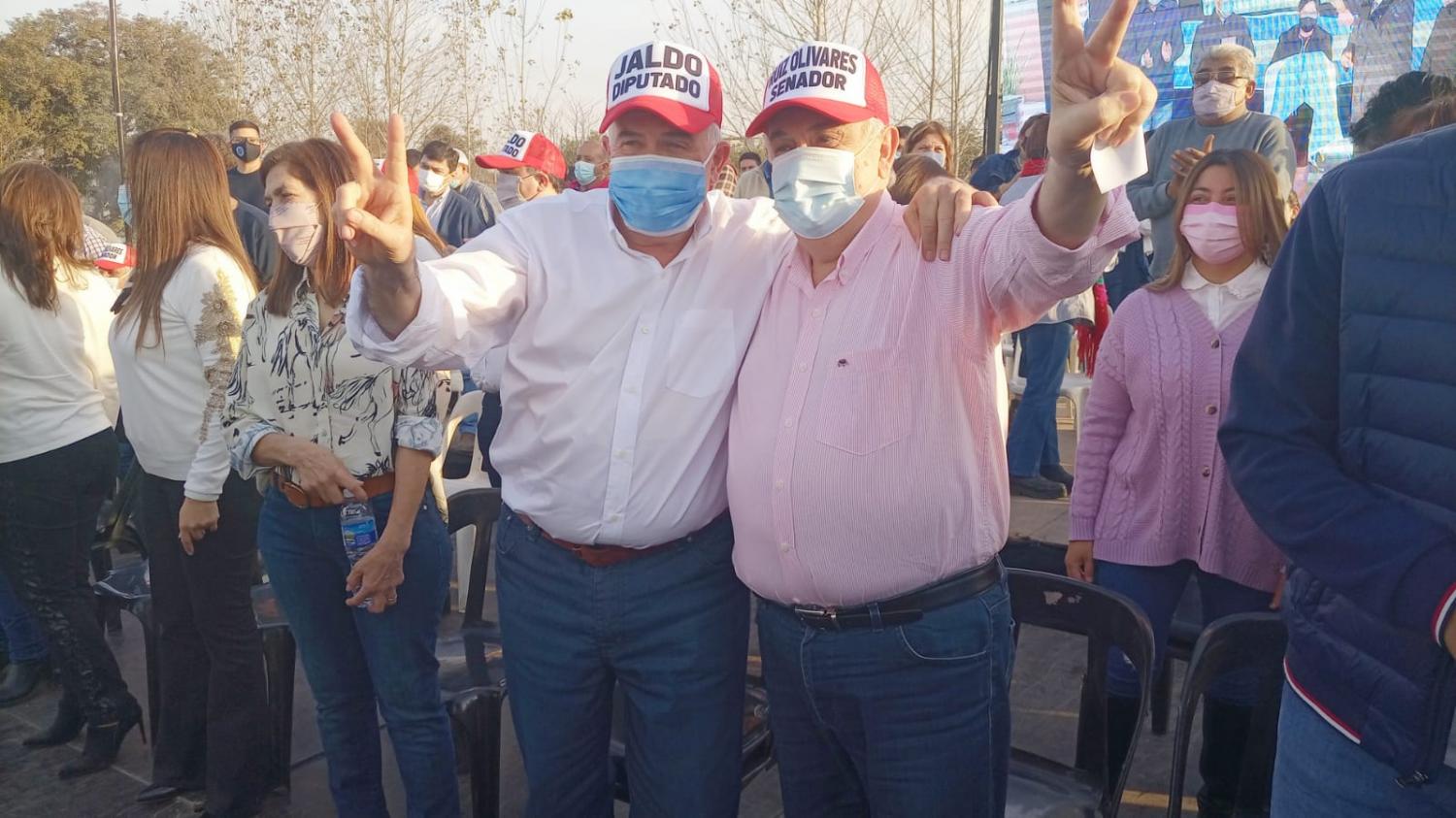 LA FÓRMULA. Jaldo y Ruiz Olivares, juntos con sus gorras que los anuncian como precandidatos. Foto de Twitter de Raúl Ferrazzano