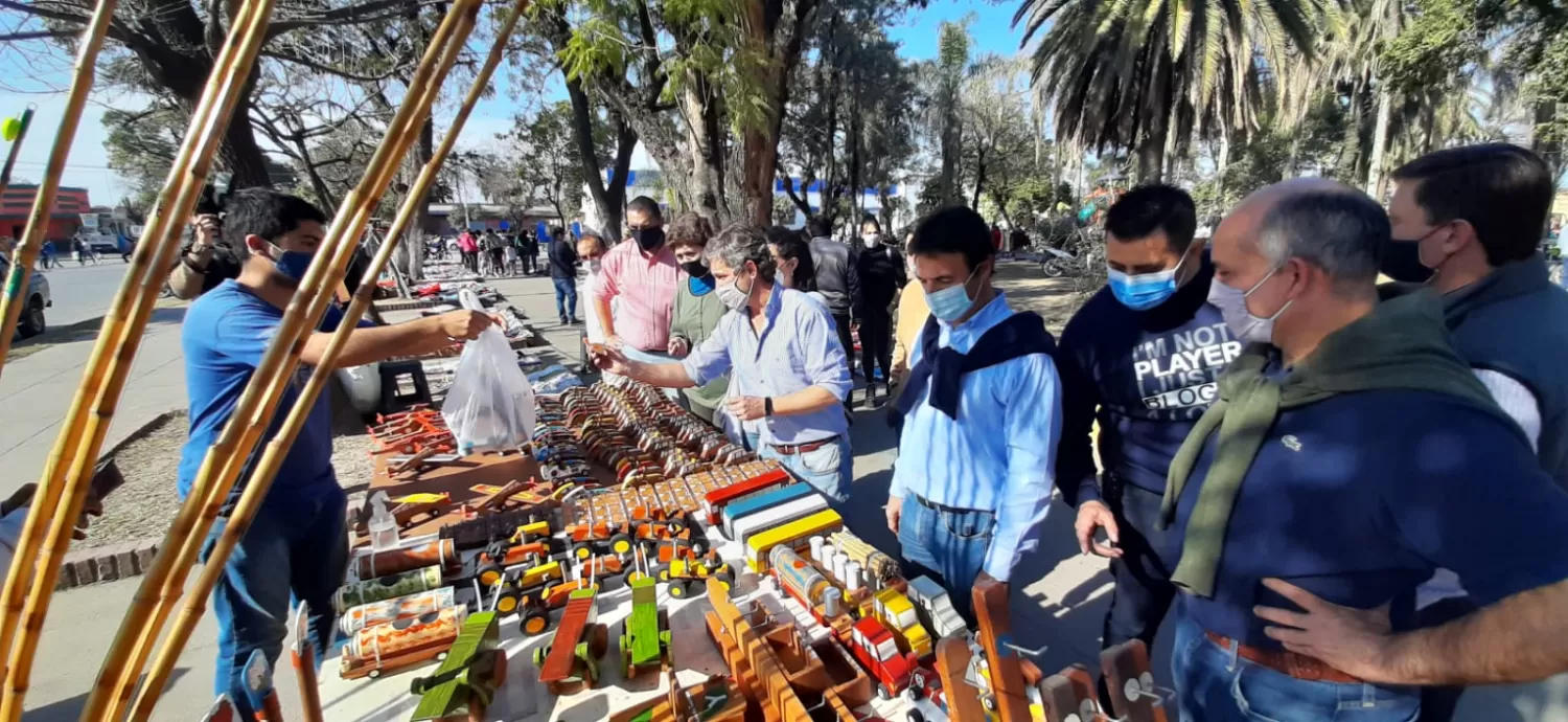 Recorriendo la feria de Alberdi en plaza San Martín, publicó Campero en su cuenta de Twitter .