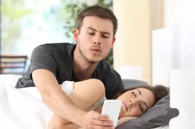 Esto es lo que pasa si espiás a tu pareja en las redes sociales