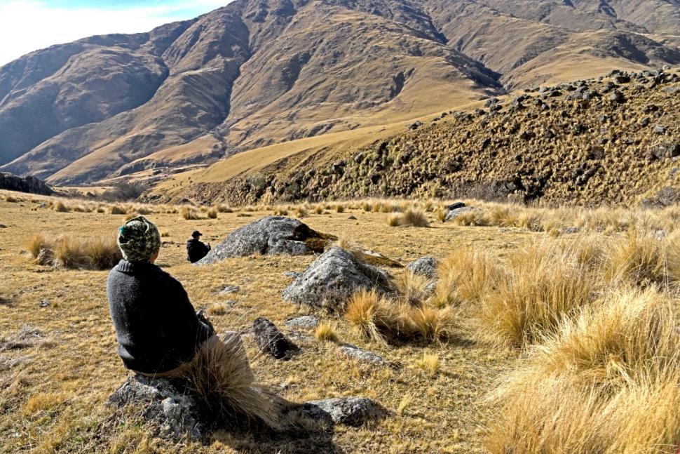 UN ALTO EN EL CAMINO. El oficio de carguero se desarrolla entre los cerros de los Valles Calchaquíes, con alturas que rondan los 3.000 metros sobre el nivel del mar. Cada vez hay menos personas que se dedican a esta tarea. 