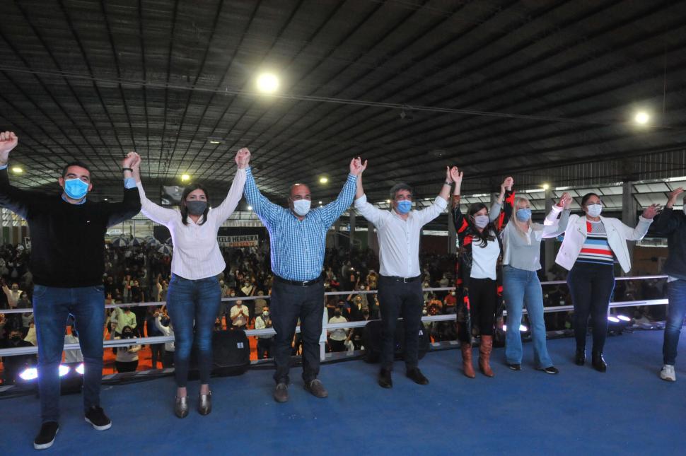 En el complejo de ATSA, Manzur presentó a la lista de precandidatos de su espacio. LA GACETA / FOTO DE antonio ferroni