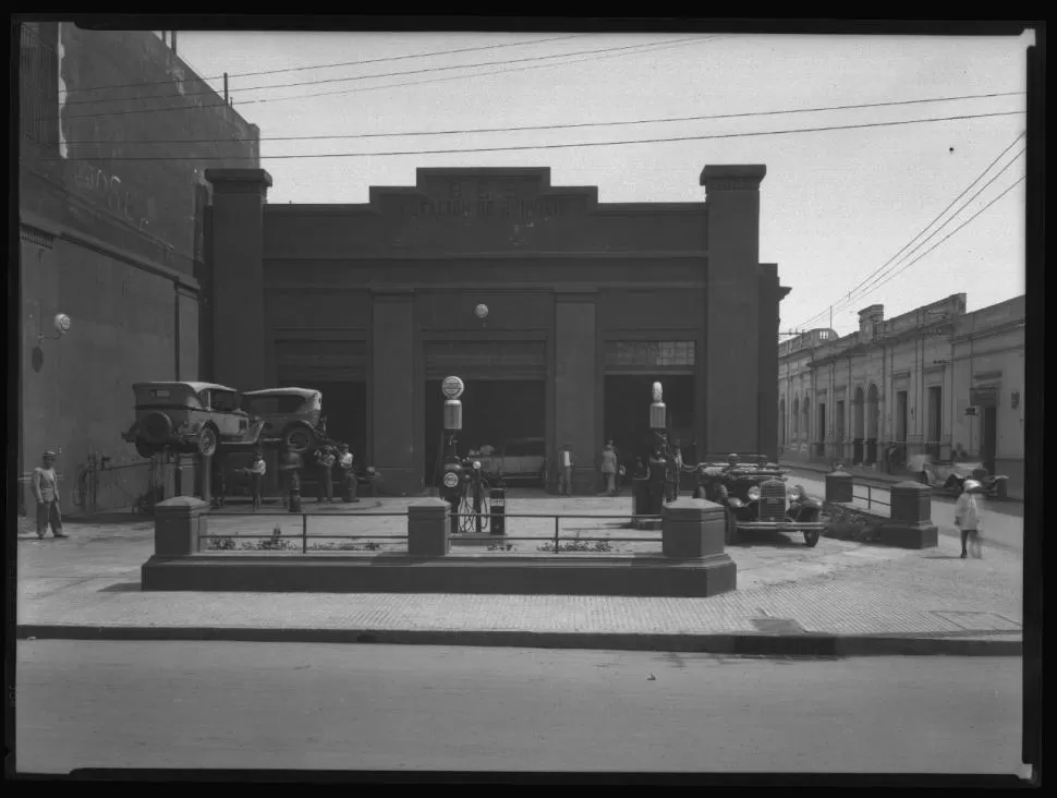 UNA MARAVILLA DEL VIEJO TUCUMÁN. La estación de servicios de San Martín y Rivadavia en todo su esplendor, cuando además de vender nafta Standard Oil se hacía mecánica. Hoy el espacio se utiliza como estacionamiento.  