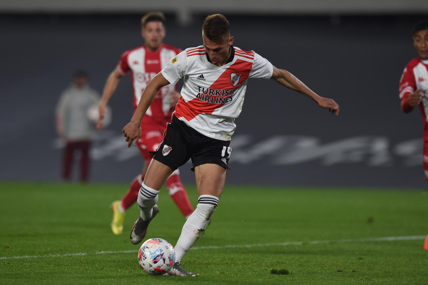 Braian Romero se prepara para rematar en el primer gol. FOTO TOMADA DE TWITTER  @RiverPlate