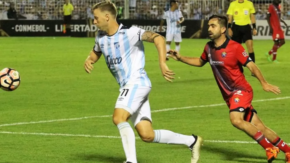 REGRESO A CASA. El delantero Cristian Menéndez ya está en Tucumán, y solo resta que cumpla con la cuarentena obligatoria de siete días para que se sume a los entrenamientos.