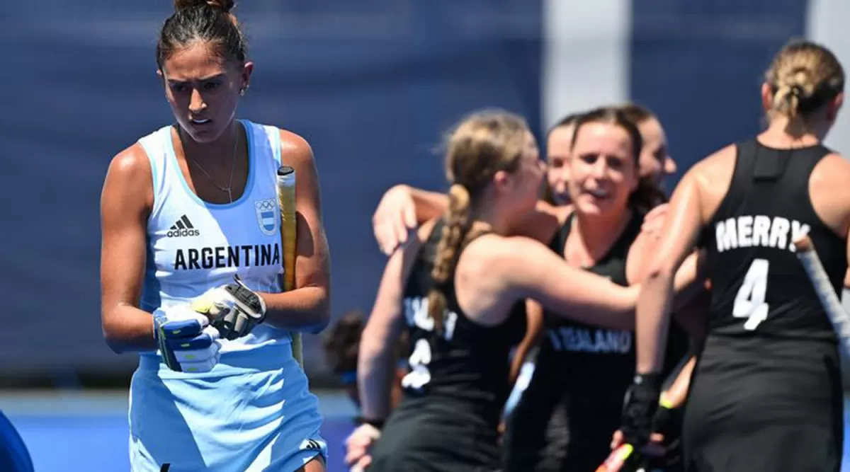 LEVANTAR. Las Leonas debutaron con una derrota ante Nueva Zelanda.