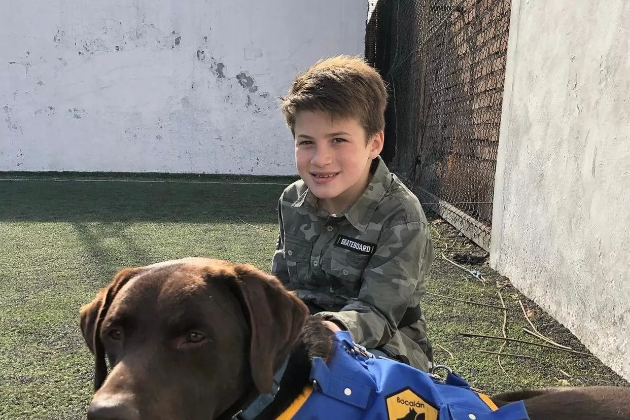Denuncian que un hotel tucumano se negó a hospedar a una familia que fue con un perro de asistencia