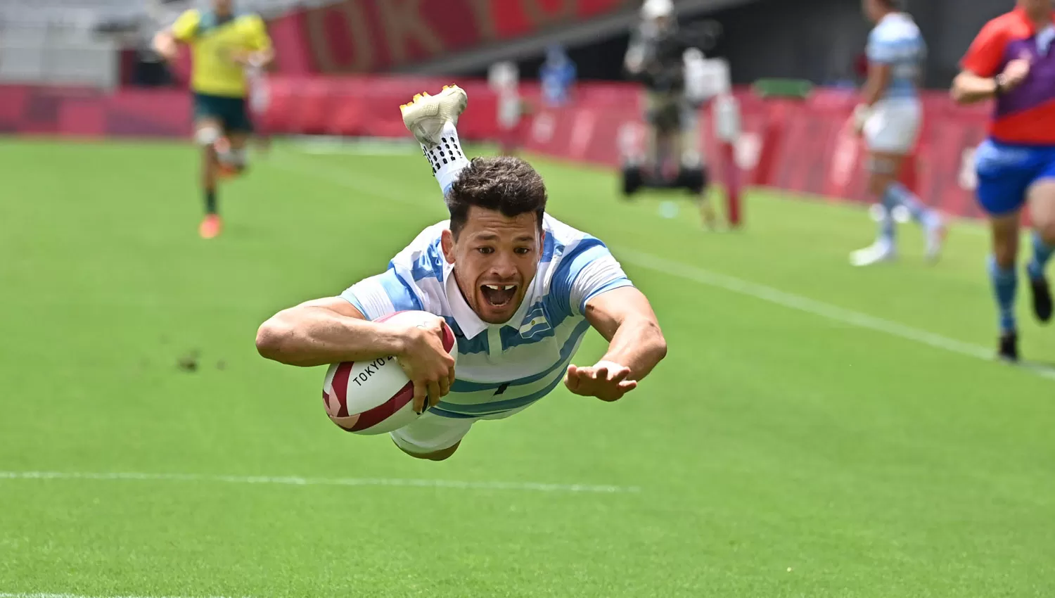 EN EL AIRE. Lautaro Bazán Vélez vuela para asentar un try argentino ante Australia.