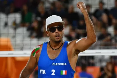 El tremendo “saque al cielo” de un jugador de beach vóley que se convirtió en furor