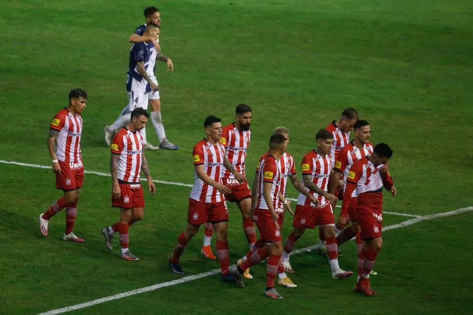 NO PUDO REPONERSE. El equipo de San Martín se retira del campo tras la derrota ante Alvarado. Los errores del comienzo fueron suficientes para perder el partido, pese a la reacción del equipo luego del 0-1. fotos de leandro gianonne- especial para la gaceta 