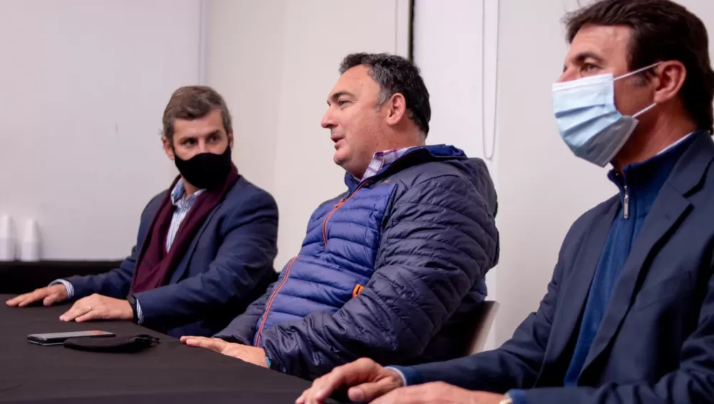 EN CAMPAÑA. El intendente de Yerba Buena y su par de Concepción, Roberto Sánchez, dialogaron con autoridades del Colegio de Abogados.