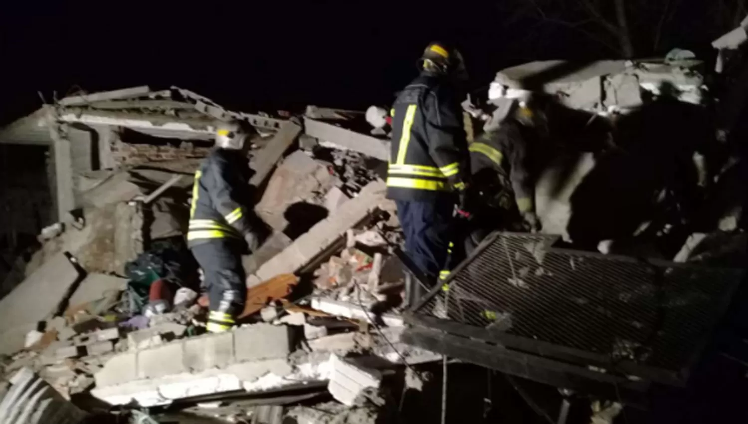 DE MADRUGADA. El colapso de la vivienda tomó a las víctimas en sus camas.